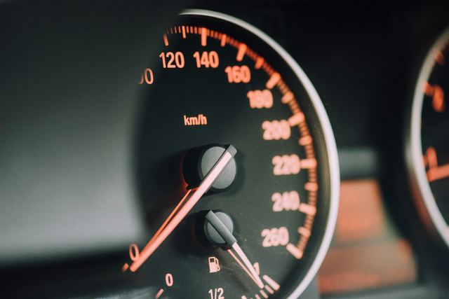 Close-up van een snelheidsmeter met oranje cijfers